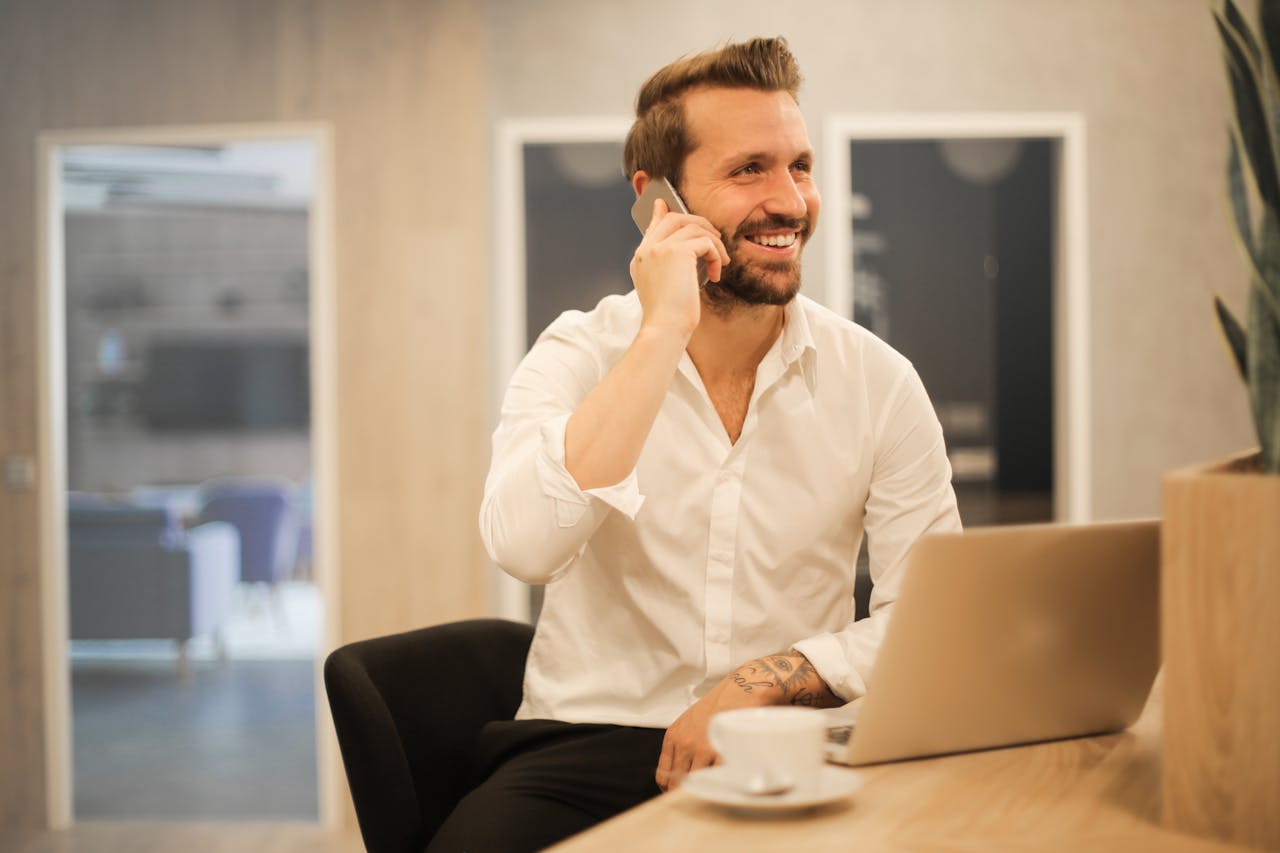 ondernemer aan de telefoon